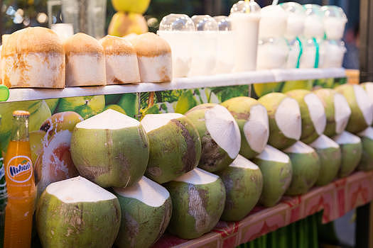 泰国市集街头椰子椰汁饮料图片素材免费下载