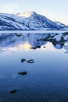 新疆喀纳斯湖雪景倒影图片素材免费下载