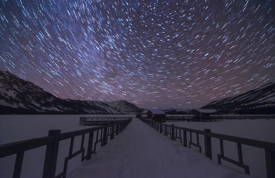 星空星轨夜雪风景图片素材免费下载