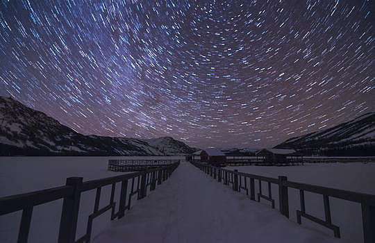 星空星轨夜雪风景图片素材免费下载