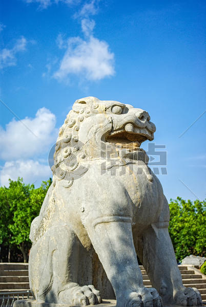 蓝天下陕西乾陵景区的石狮子图片素材免费下载