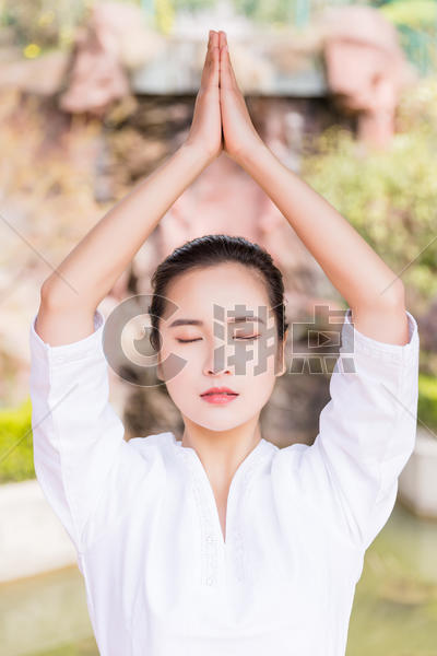 女性瑜伽冥想图片素材免费下载