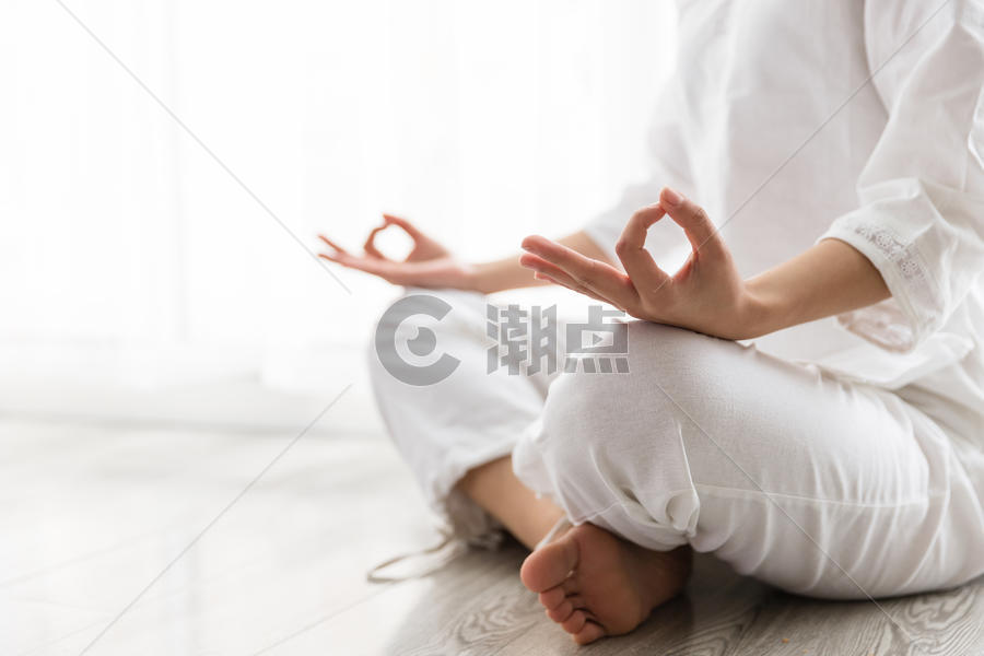 女性瑜伽打坐冥想特写图片素材免费下载