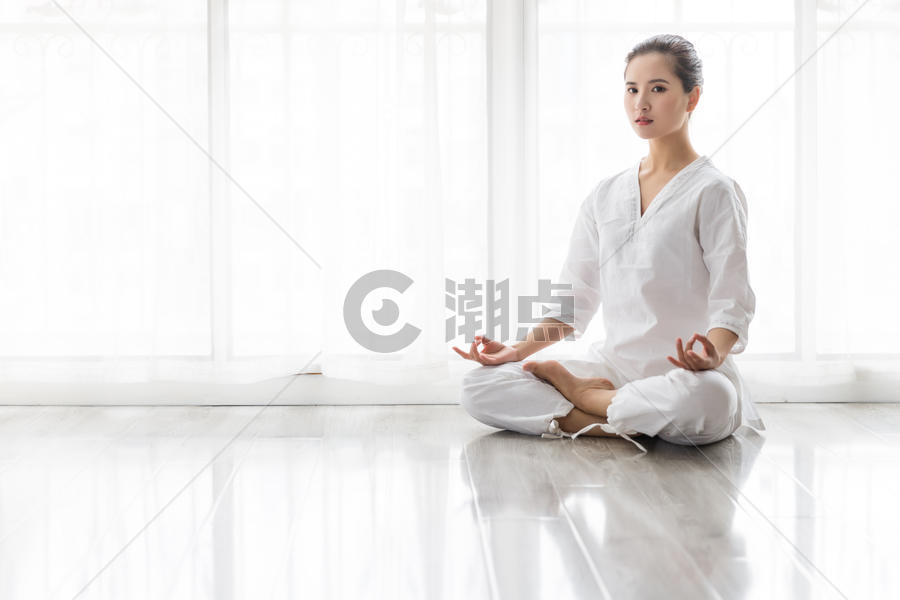 女性瑜伽打坐冥想图片素材免费下载
