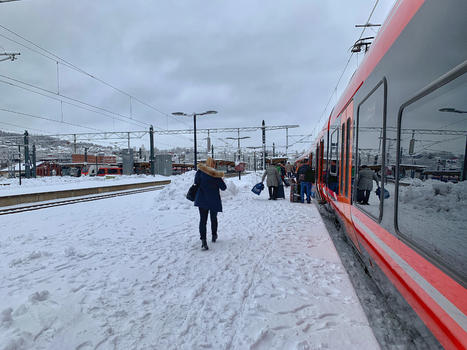 雪中的火车站台图片素材免费下载