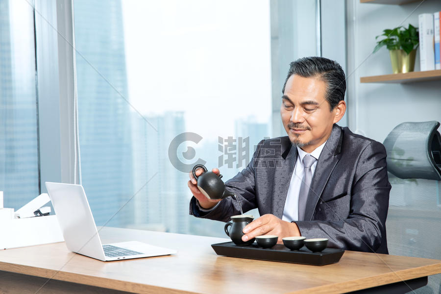 商务男士办公室喝茶图片素材免费下载