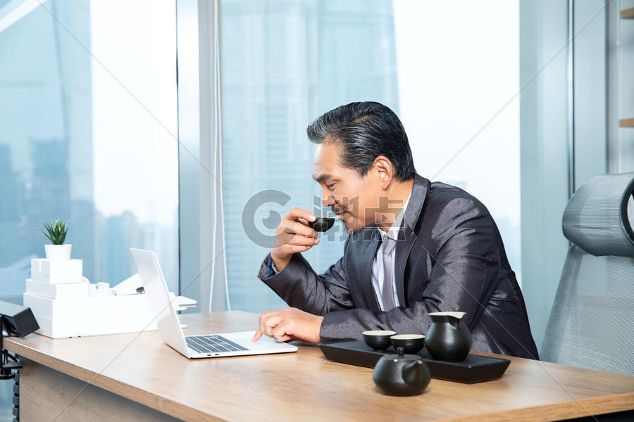 商务男士办公室喝茶图片素材免费下载