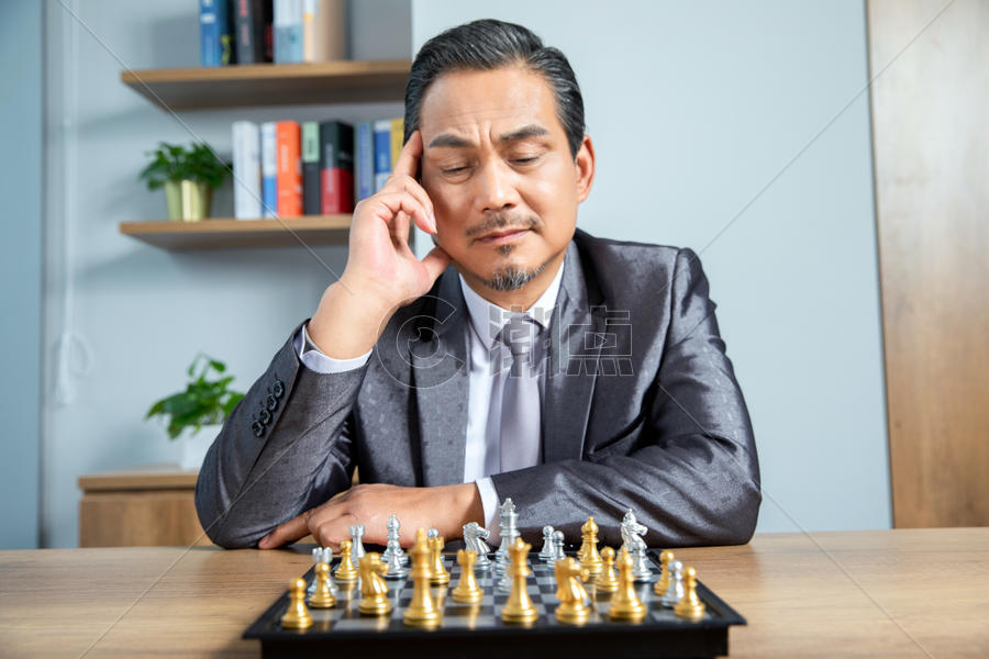 商务男士下棋图片素材免费下载