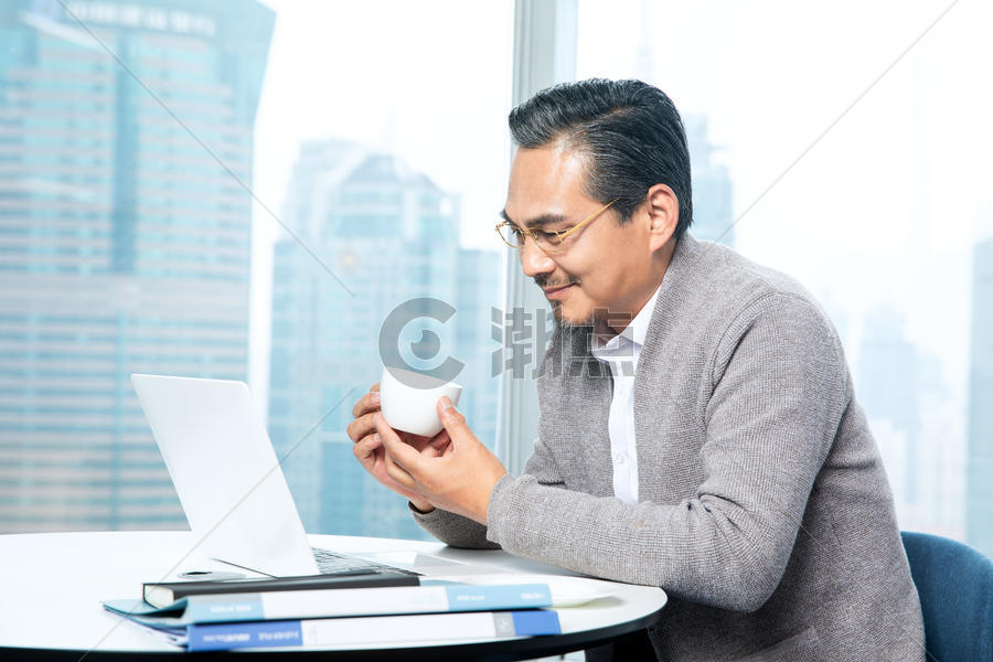 商务男士休闲喝咖啡图片素材免费下载