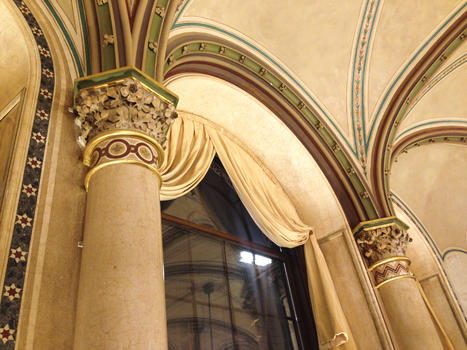 欧洲历史建筑内部的拱形天花装饰细节图片素材免费下载