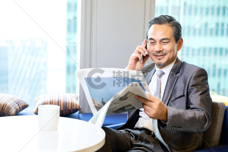 商务男性看报纸打电话图片素材免费下载