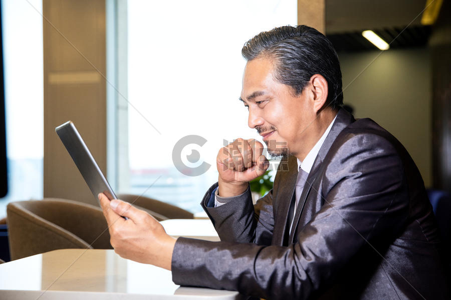 商务男士看平板电脑图片素材免费下载