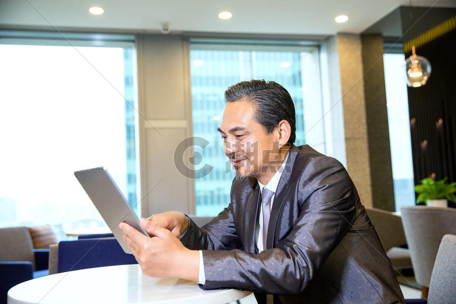 商务男士看平板电脑图片素材免费下载