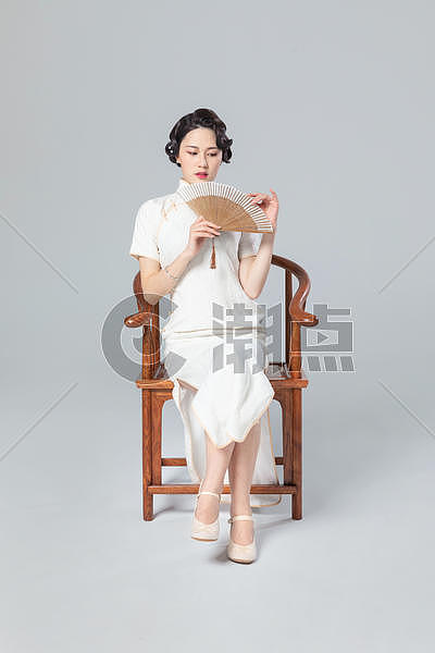 旗袍女性椅子折扇图片素材免费下载