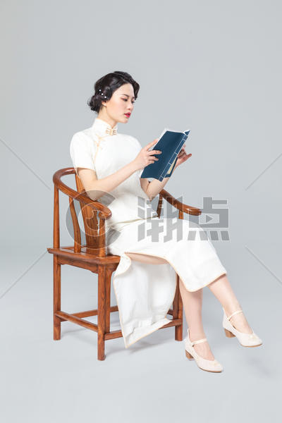 旗袍女性看书图片素材免费下载