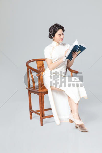 旗袍女性看书图片素材免费下载