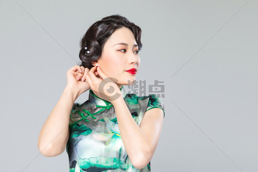 旗袍女性带耳环图片素材免费下载