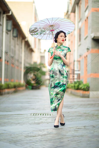 旗袍女性打伞图片素材免费下载