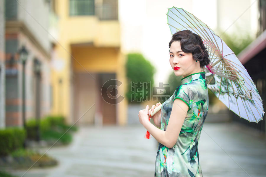 旗袍女性打伞回眸图片素材免费下载