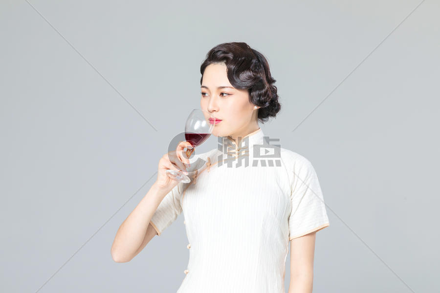 旗袍女性品酒图片素材免费下载