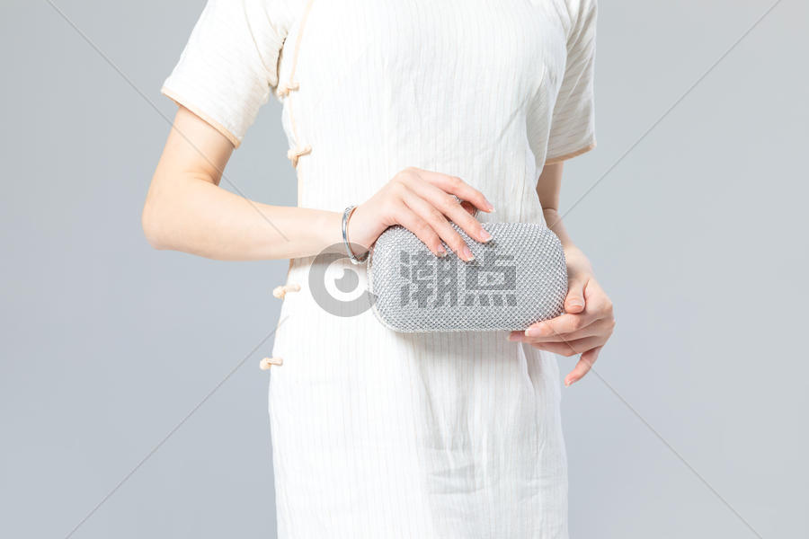 旗袍女性拿着包包图片素材免费下载