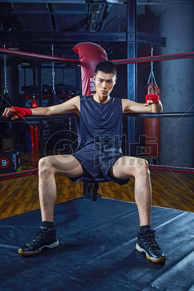 摘下拳击手套的运动男性图片素材免费下载