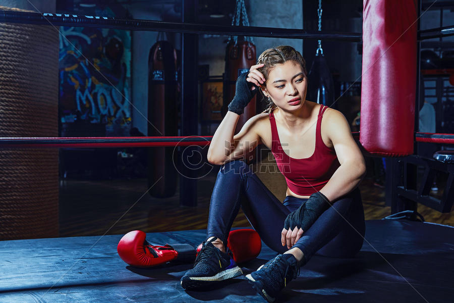 女性拳击运动员休息热身图片素材免费下载