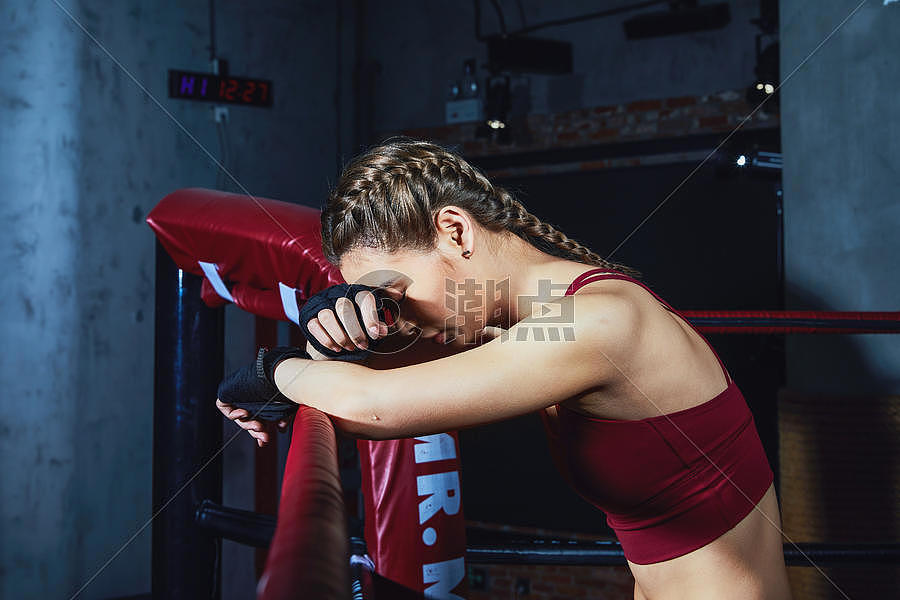 女性拳击运动员休息热身图片素材免费下载