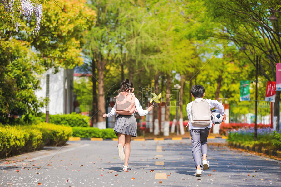 小学生放学奔跑图片素材免费下载