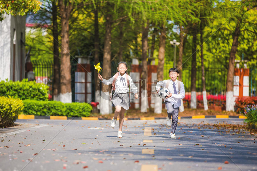 小学生放学奔跑图片素材免费下载