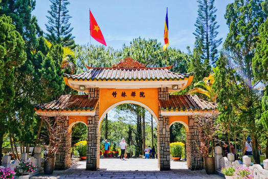 越南竹林禅院复古大门图片素材免费下载