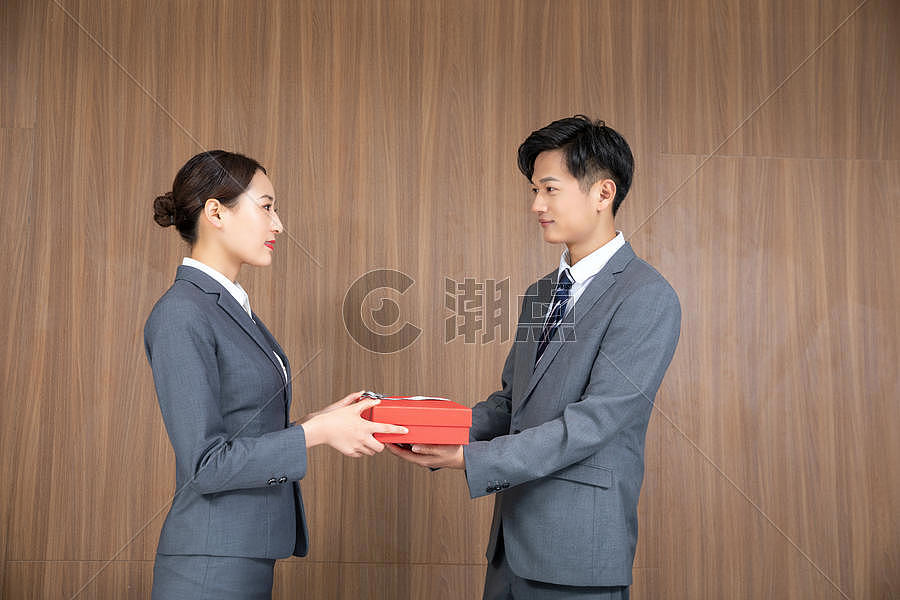 商务人士互赠礼物摄影图6720*4480图片素材免费下载-编号976653-潮点视频