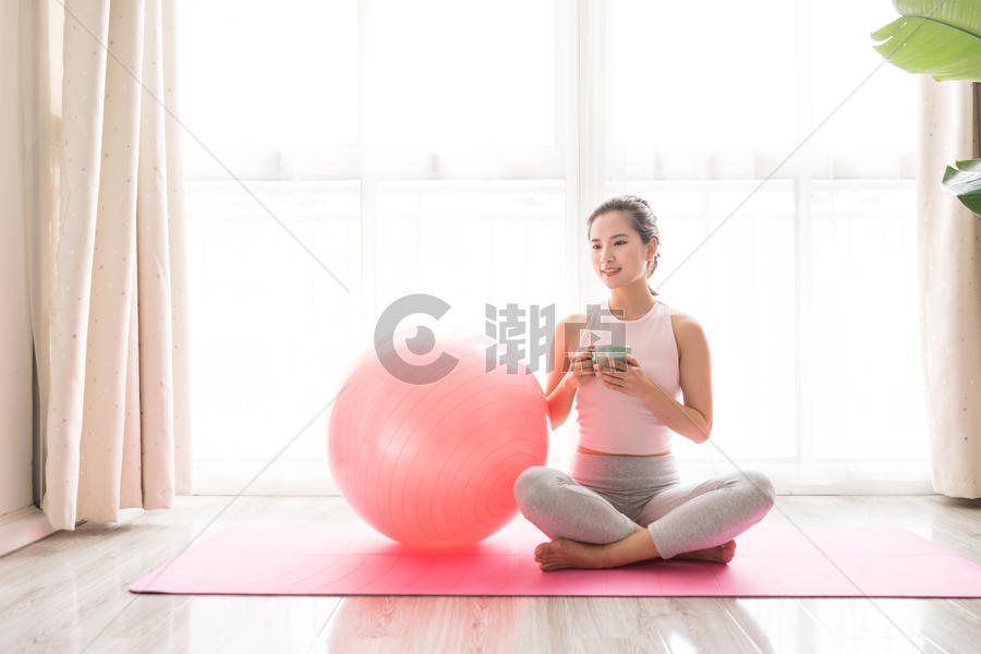 女性瑜伽休息喝水图片素材免费下载
