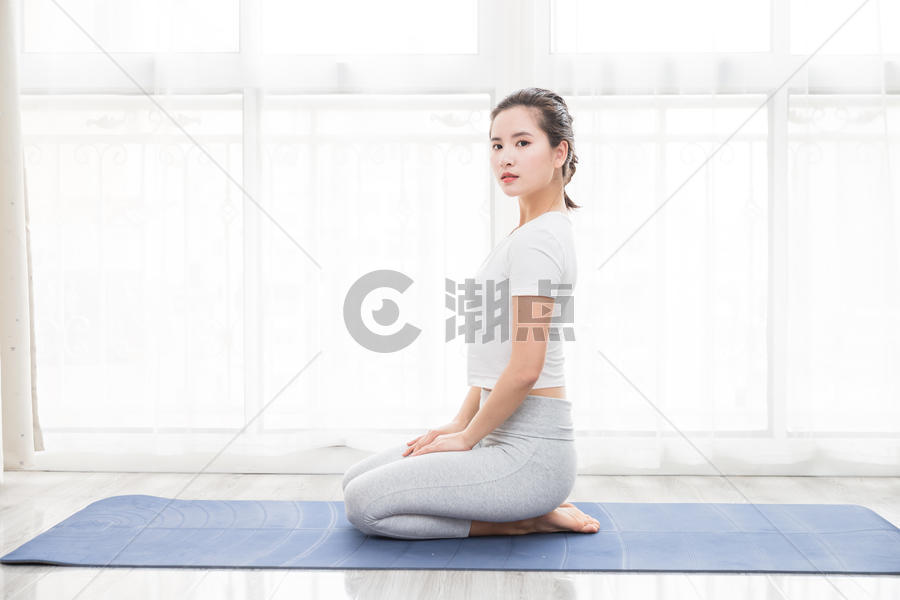 女性瑜伽瘦身图片素材免费下载