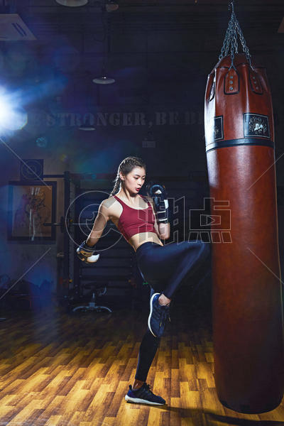 女性拳击运动员踢腿图片素材免费下载
