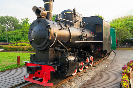 景区里的火车蒸汽机铁路铁轨图片素材免费下载