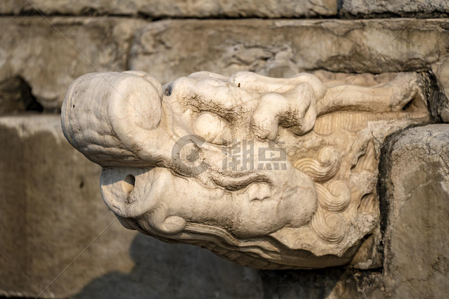 古老的龙头雕像图片素材免费下载