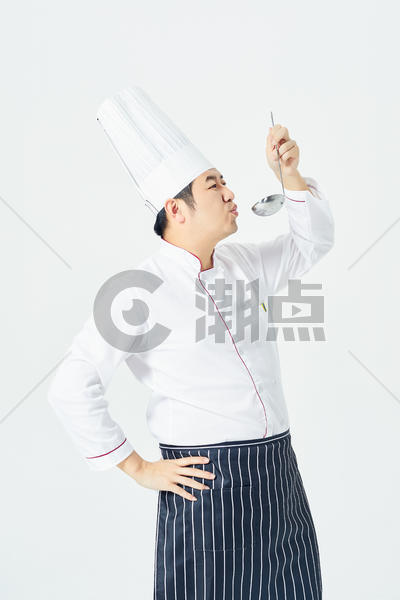 男厨师拿着汤勺图片素材免费下载