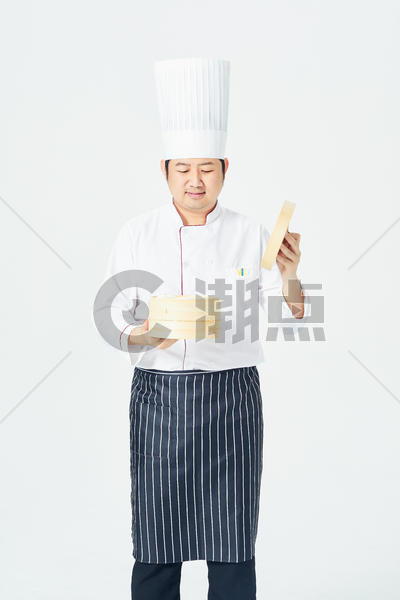 男厨师与蒸笼图片素材免费下载