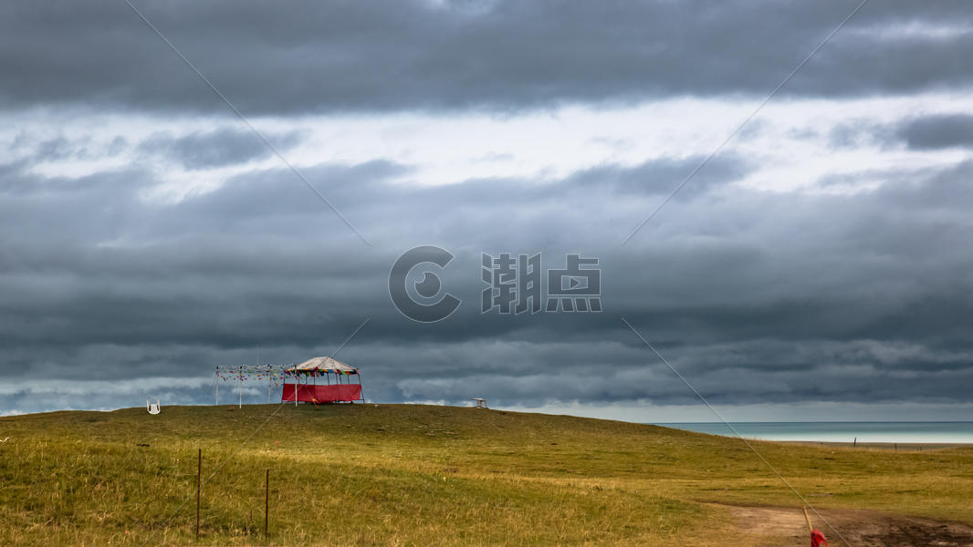 青海湖岸边的牧场图片素材免费下载