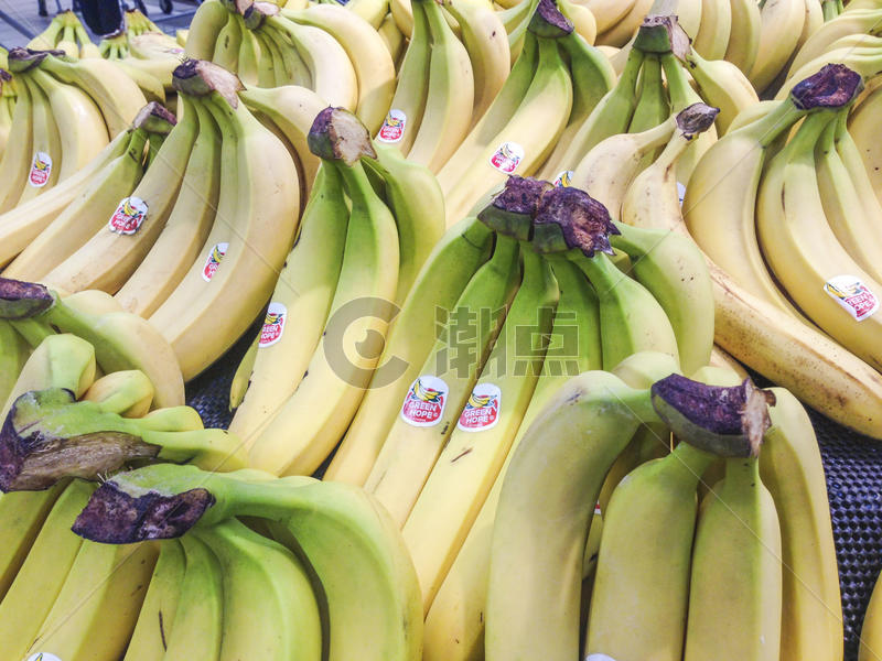超市水果摊位上的香蕉图片素材免费下载