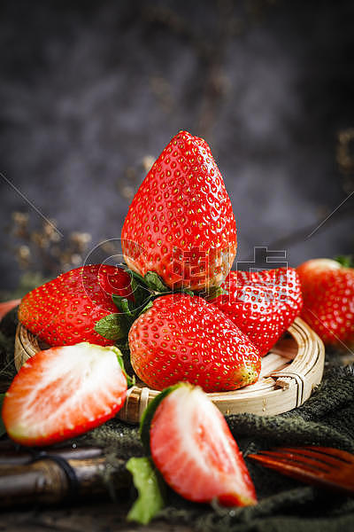 新鲜大草莓图片素材免费下载