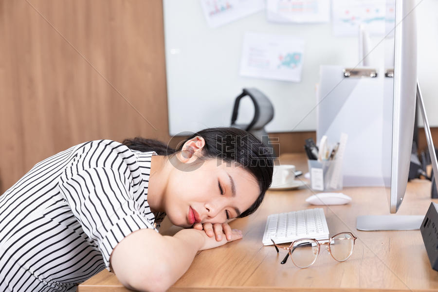 职场女性睡觉图片素材免费下载