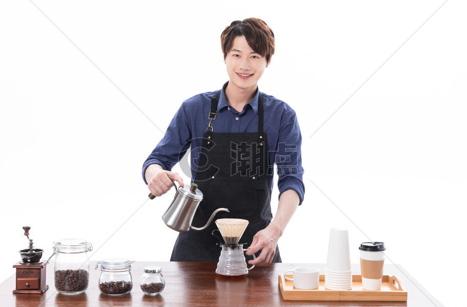 男性咖啡师制作手冲咖啡图片素材免费下载