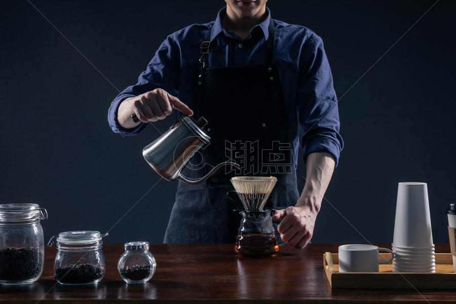 男性咖啡师制作手冲咖啡图片素材免费下载