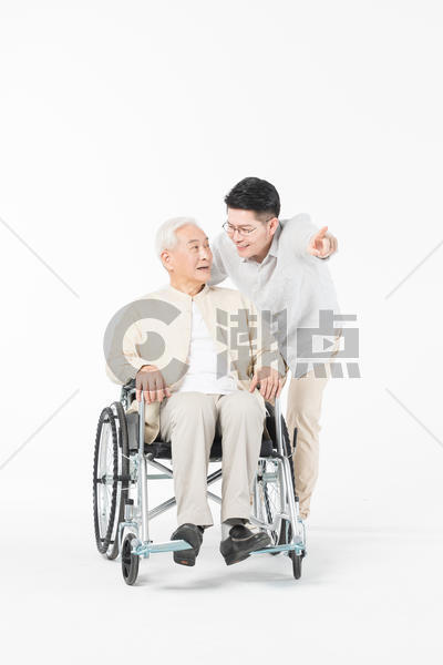 老年父子轮椅陪伴图片素材免费下载