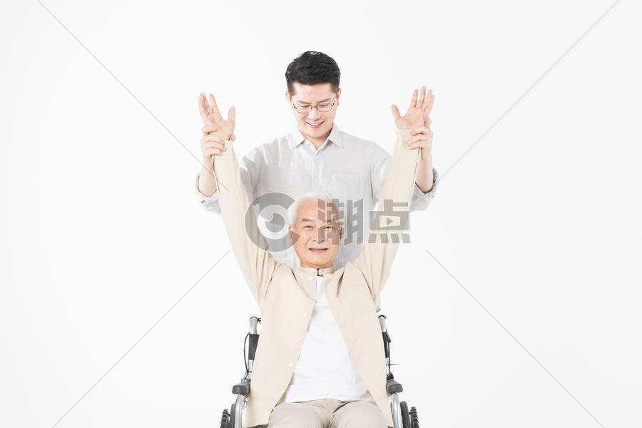 老年父子轮椅陪伴图片素材免费下载