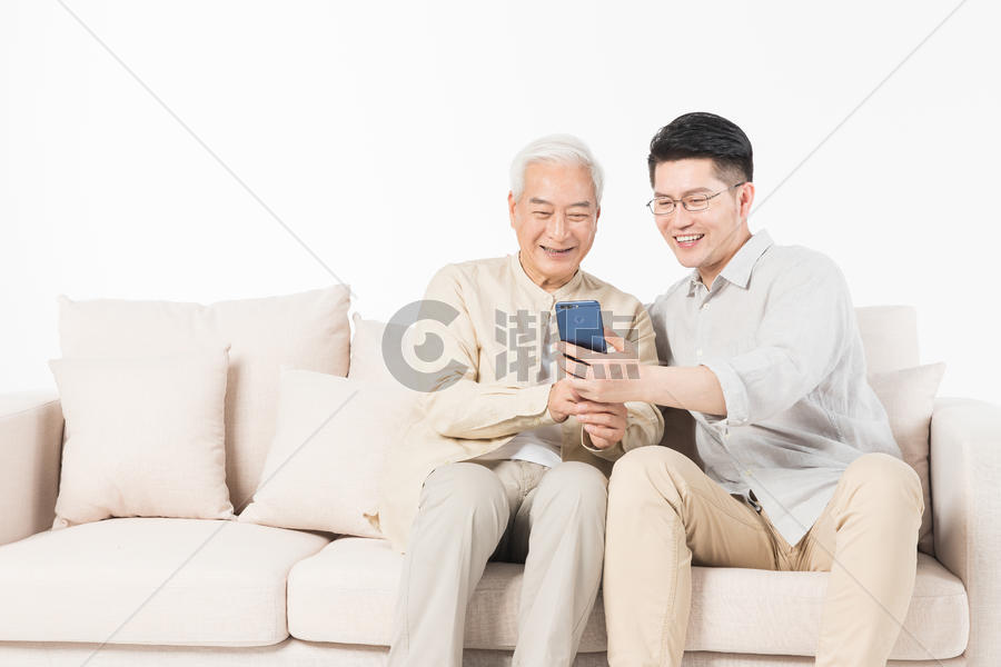 老年父子看手机图片素材免费下载