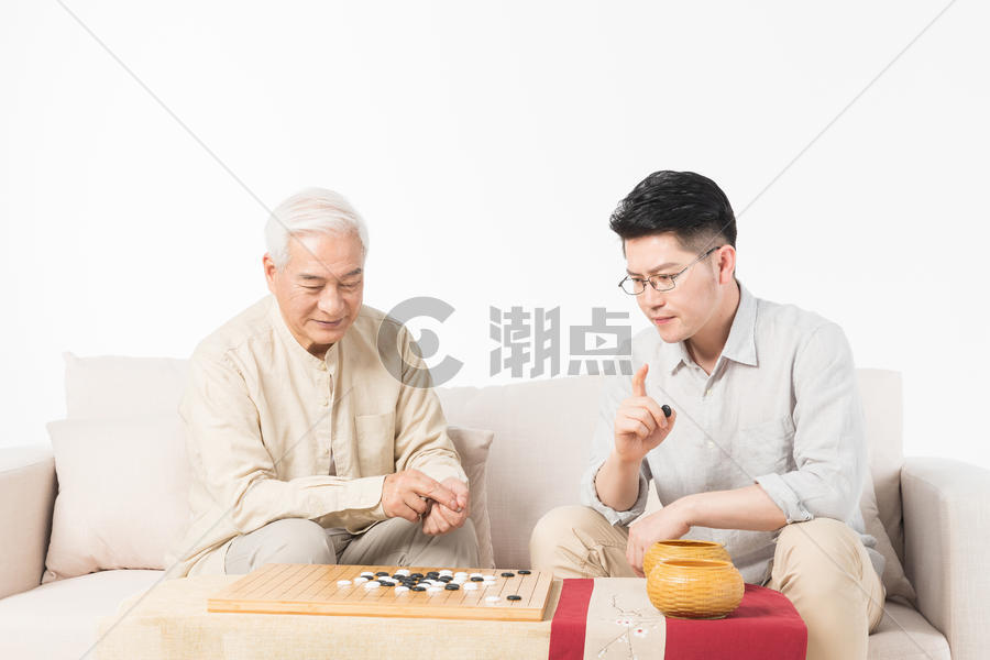 老年父子下棋图片素材免费下载