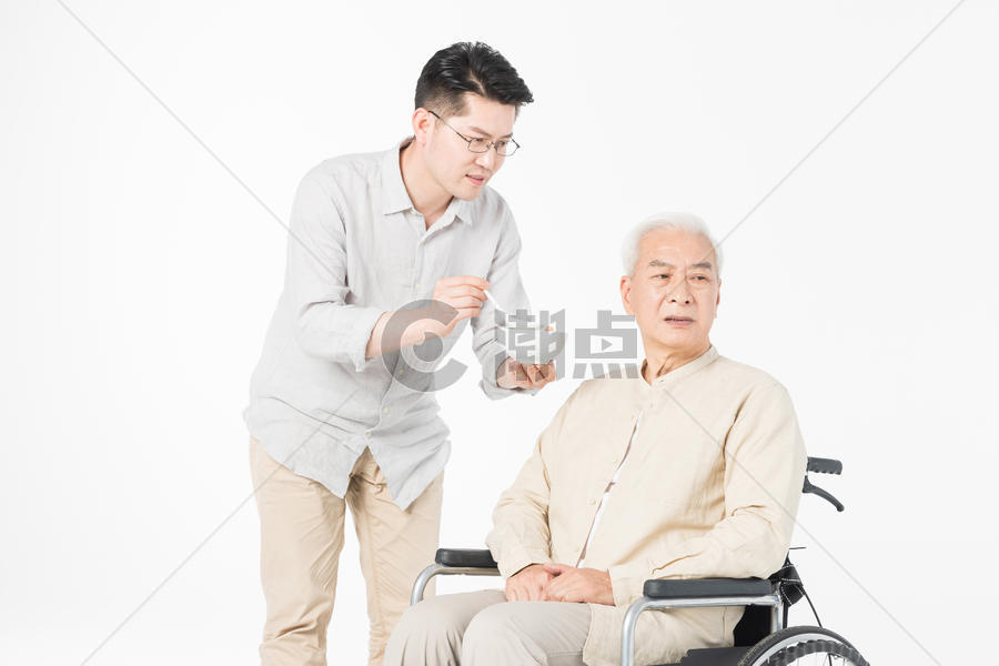老年父子轮椅上喂食图片素材免费下载